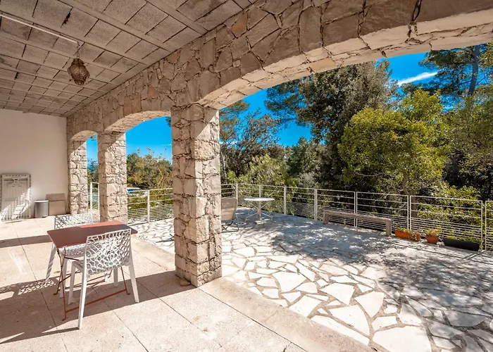 Grand T2 Clim & Wifi En Rez De Proche *